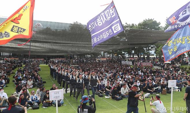 (울산=뉴스1) 조민주 기자 = 현대차 노조 조합원들이 30일 현대차 울산공장에서 2026년 단체교섭 투쟁 승리를 위한 중앙쟁의대책위원회 출범식 및 전 조합원 결의대회를 하고 있다. 2026.6.30/뉴스1  Copyright (C) 뉴스1. All rights reserved. 무단 전재 및 재배포,  AI학습 이용 금지. /사진=(울산=뉴스1) 조민주 기자