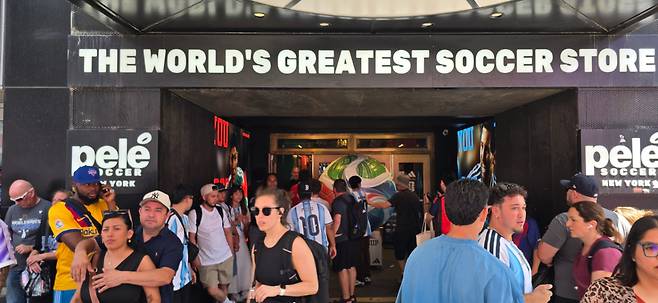 미국 뉴욕 맨해튼 타임스스퀘어의 축구 매장 앞에 사람들이 모여 있다. /사진=심재현 특파원