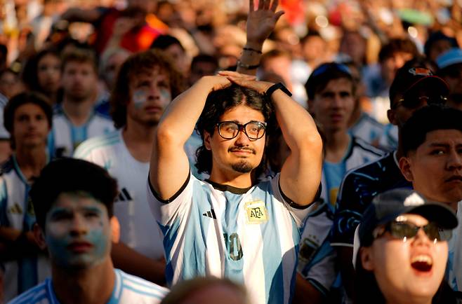 19일(현지시간) 미국 뉴저지주 이스트러더포드의 뉴욕 뉴저지 스타디움에서 열린 2026 FIFA 북중미 월드컵 결승전에서 스페인의 교체 멤버 페란 토레스가 연장 후반 106분 아르헨티나의 페널티 박스 안에서 흘러나온 공을 극적인 결승골로 연결하자 뉴욕 센트럴파크 단체관람행사에 참석한 아르헨티나 팬이 머리를 감싸쥐고 있다. /로이터=뉴스1