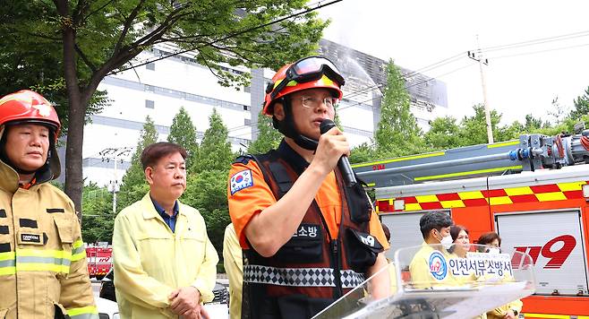 전재인 인천 서부소방서 119재난대응과장이 19일 오전 인천 서해구 석남동 쿠팡 물류센터 화재 현장에서 브리핑하고 있다. [연합]