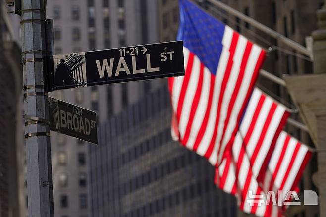 [뉴욕=AP/뉴시스] 미국 뉴욕 뉴욕증권거래소(NYSE) 앞에 성조기가 걸려 있는 모습. 2022.09.23.