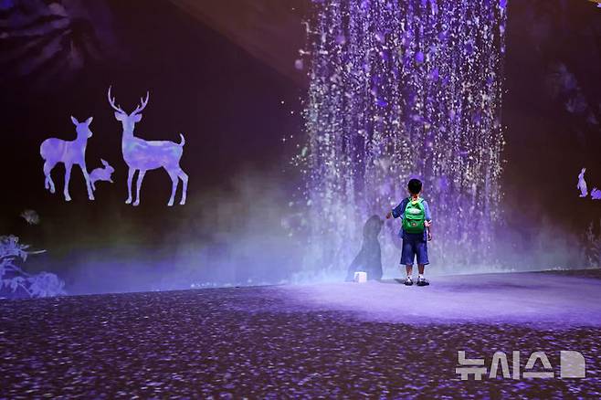 [부산=뉴시스] 박진희 기자 = 제48차 유네스코 세계유산위원회가 열리는 20일 부산 벡스코에 마련된 유네스코 세계유산위원회 대한민국관을 찾은 어린이 관람객이 미디어 작품을 관람하고 있다. 2026.07.20. pak7130@newsis.com
