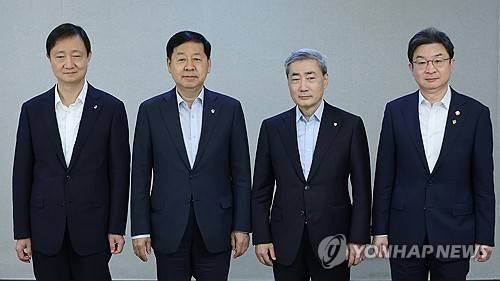 확대거시경제금융회의 참석한 구윤철 부총리 (서울=연합뉴스) 안정원 기자 = 18일 서울 종로구 정부서울청사에서 열린 확대거시경제금융회의에서 참석자들이 기념촬영을 하고 있다. 왼쪽부터 이찬진 금융감독원장, 구윤철 부총리 겸 재정경제부 장관, 신현송 한국은행총재, 이억원 금융위원장. 2026.6.18 jeong@yna.co.kr