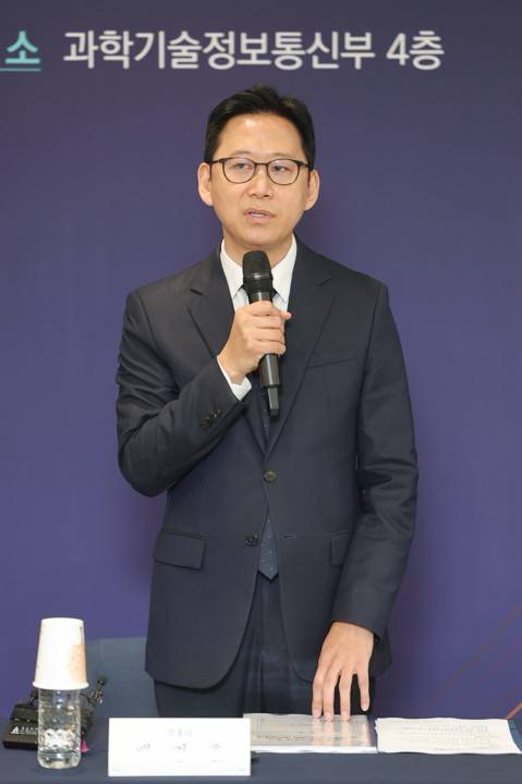 배경훈 부총리, 취임 1주년 기자간담회 배경훈 부총리, 취임 1주년 기자간담회 (세종=연합뉴스) 서대연 기자 = 배경훈 부총리 겸 과학기술정보통신부 장관이 20일 정부세종청사에서 취임 1주년 출입 기자 간담회를 하고 있다. 2026.7.20 dwise@yna.co.kr (끝) <저작권자(c) 연합뉴스, 무단 전재-재배포, AI 학습 및 활용 금지>