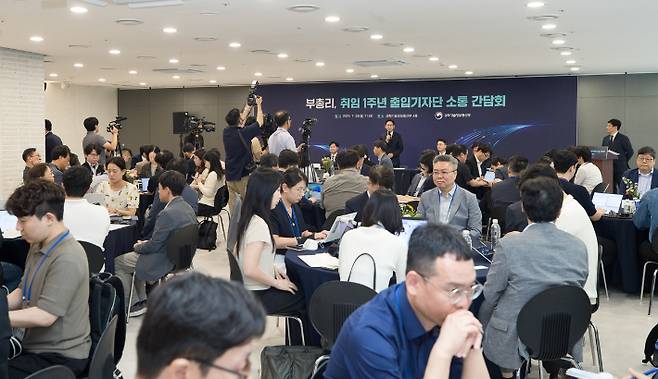 배경훈 부총리 겸 과학기술정보통신부 장관이 20일 오전 세종특별자치시 정부세종청사에서 열린 '과학기술정보통신부 기자간담회' 에서 취임 1주년 소회를 밝히고 있다. 과학기술정보통신부 제공