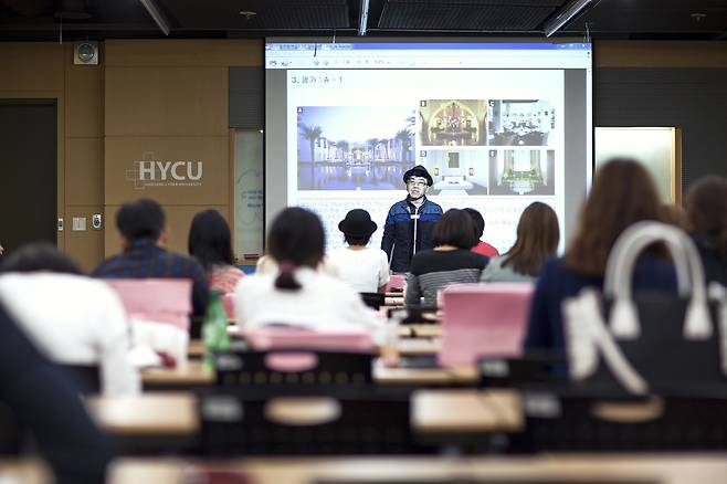 한양사이버대 건물에서 학생들이 대면 활동의 일환으로 동아리 시간을 가지고 있는 모습. 한양사이버대 제공