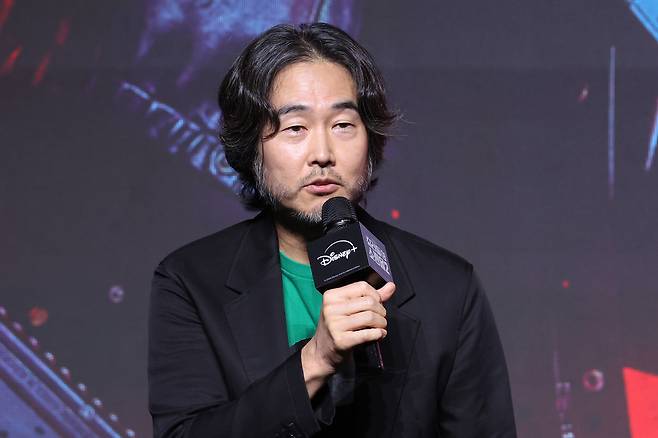 이권 감독이 20일 서울 영등포구 콘래드호텔에서 열린 디즈니+ 오리지널 시리즈 ‘킬러들의 쇼핑몰 시즌2’ 제작발표회에서 인사말을 하고 있다. 연합뉴스