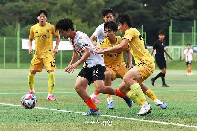 신평고 성윤찬이 19일 제천 봉양건강축구갬프에서 열린 중경고와 2026 대통령금배 U-17 유스컵 조별리그 최종전에서 돌파를 시도하고 있다. 제천|한수빈 기자