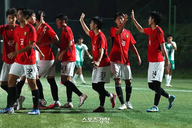 영등포공고 신재훈이 19일 제천 봉양건강축캠프에서 열린 용문고와 2026 대통령금배 U-17 유스컵 조별리그 최종전에서 득점 후 동료들과 기뻐하고 있다. 제천|한수빈 기자