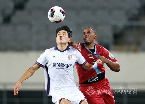 화성FC 박준서, 가브리엘과 공중 볼 다툼.2026.7.19.