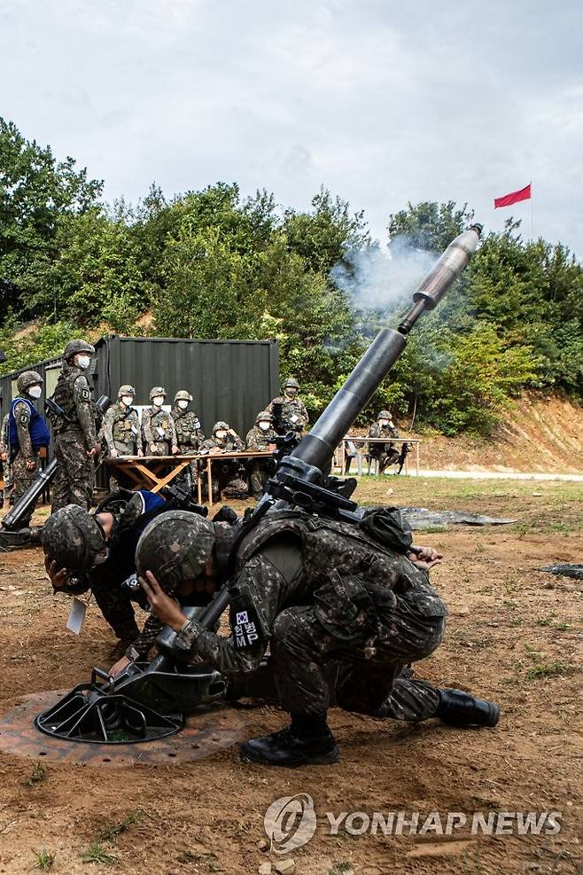 박격포 사격 훈련하는 장병들 2022년 8월 24일 경기도 파주시 사격장에서 실시된 육군 사격훈련에서 장병이 4.2인치 박격포를 쏘고 있다. 
[연합뉴스 사진]