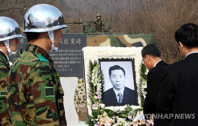 이석표 전 청와대 비서관 순직 위령비 국산 벌컨포 시험을 감독하다 순직한 이석표 전 청와대 비서관을 기리기 위한 위령비 이전 제막식이 2009년 4월 1일 경기도 연천군 국방과학연구소 종합시험단 총포탄약시험장에서 열렸다
[연합뉴스 사진]