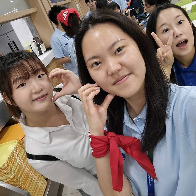 연수 참가 동료들과 포즈 취한 홍 아나스타샤(가운데) [본인 제공]