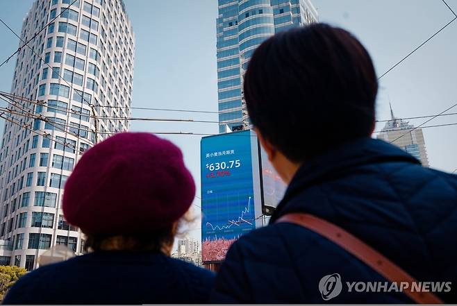 중국 상하이 증시 전광판을 바라보는 시민들 [EPA 연합뉴스 자료사진]