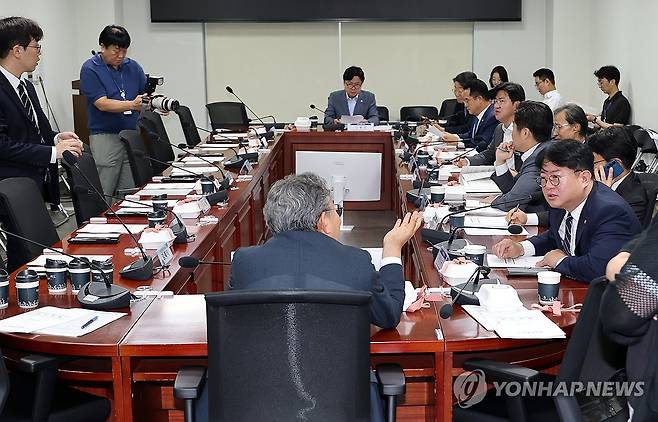 금감위, 금감원과 정무위 당정협의 (서울=연합뉴스) 배재만 기자 = 국회 정무위원회 유동수 위원장을 비롯한 더불어민주당 의원들이 20일 국회 의원회관에서 열린 국회 정무위원회 당정에서 이억원 금융위원장과의 당정을 마친 뒤 이찬진 금감원장을 기다리며 얘기를 나누고 있다. 2026.7.20 scoop@yna.co.kr