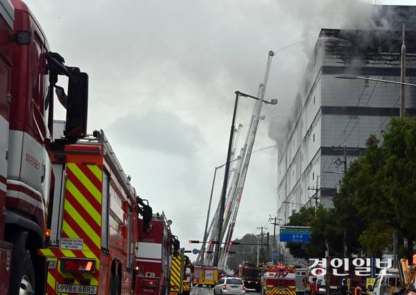 지난 20일 인천 서해구 석남동 쿠팡 물류센터에 진화 작업이 진행되고 있다. 2026.7.20 /김용국기자 yong@kyeongin.com
