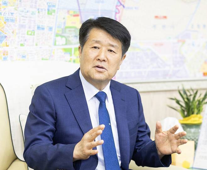 ▲ 박형우 계양구청장이 취임 인터뷰에서 구정 운영 방향과 주요 현안에 대해 설명하고 있다. /사진제공=계양구