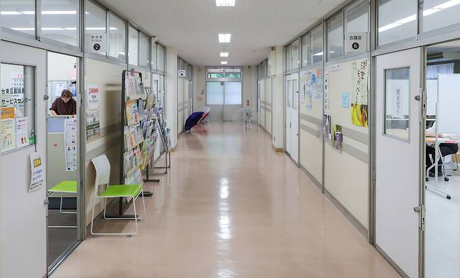 ▲ 도쿄 다이토구 옛 고지마 초등학교 복도에 기업 지원 정보 책자들이 들어서 있다./전광현 기자 maggie@incheonilbo.com