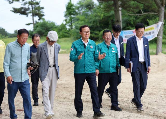 ▲ 20일 해수욕장을 찾아 점검 중인 윤희신 군수 / 태안군제공