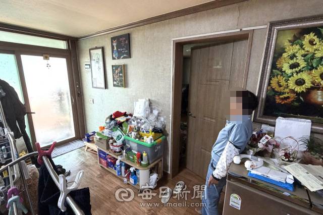 만성 신부전과 골수이형성 증후군을 앓고 있는 김은선씨가 주 3회 투석 치료를 받아야 하는 의료비와 가족들의 기본적 생활 유지를 위한 생계비 걱정으로 하염없이 창밖을 바라보고 있다. 강선일 기자
