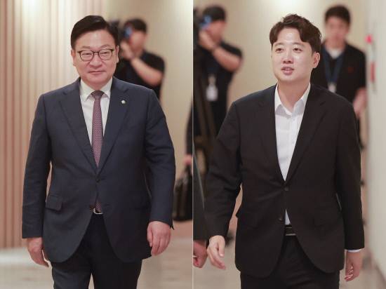 국민의힘 정점식 원내대표(왼쪽)와 개혁신당 이준석 대표가 21일 오찬 회동하기 위해 서울 여의도 한 식당으로 향하고 있다. 연합뉴스