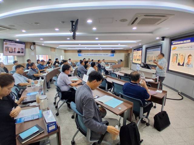 경남AI·로봇산업협회 주최로 지난 16일 경남대학교에서 열린 ‘2026 제2차 경남형 제조특화 피지컬AI 기술교류회’에서 참석자들이 유남현 경남지능화혁신사업단장의 기조강연을 듣고 있다./경남AI·로봇산업협회/
