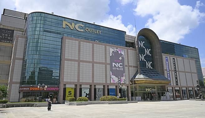 21일 대구 북구 NC아울렛 엑스코점 앞에 한 시민이 이동하고 있다. 이랜드리테일에 따르면 대구종합유통단지 의류관에 있는 NC아울렛 엑스코점은 건물 임대차 계약을 연장하지 않기로 하면서 오는 8월 31일 영업을 종료한다. 이윤호기자 yoonhohi@yeongnam.com