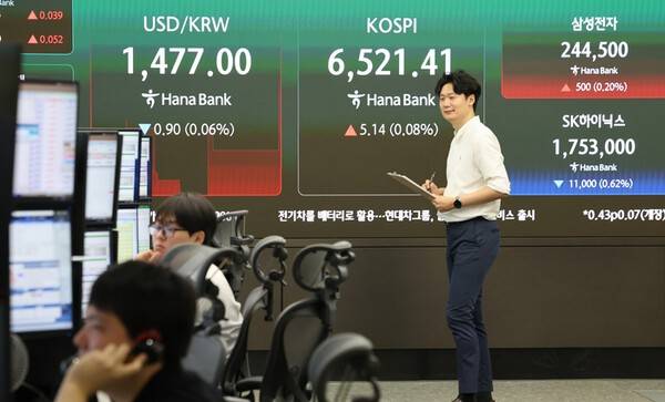 21일 서울 중구 하나은행 본점 딜링룸에서 직원들이 업무를 보고 있다. 이날 코스피는 상승 출발한 뒤 보합권에서 움직이고 있다. [출처=연합뉴스]