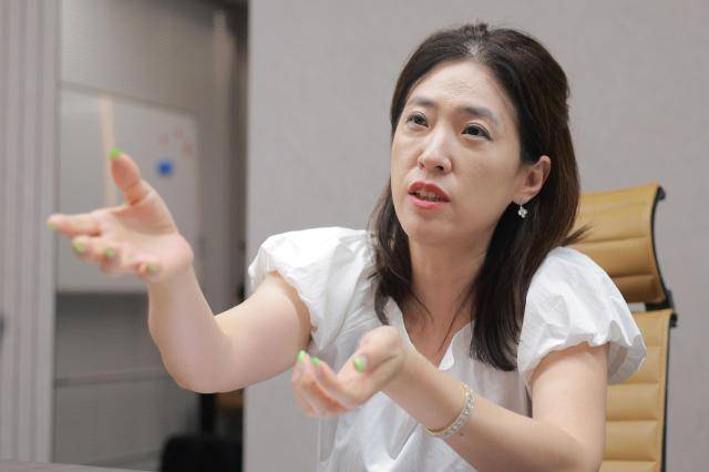 김윤정 의사결정지원연구소 소장(법무법인 YK 파트너 변호사)이 지난 8일 서울 강남구 역삼동 법무법인 YK 본사에서 진행된 아주경제와의 인터뷰에서 성년후견 제도에 대해 발언하고 있다. [사진=유대길 기자]