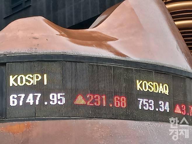 코스피가 21일 반도체 투톱 반등에 힘입어 3% 넘게 상승했다. /사진=최천욱 기자