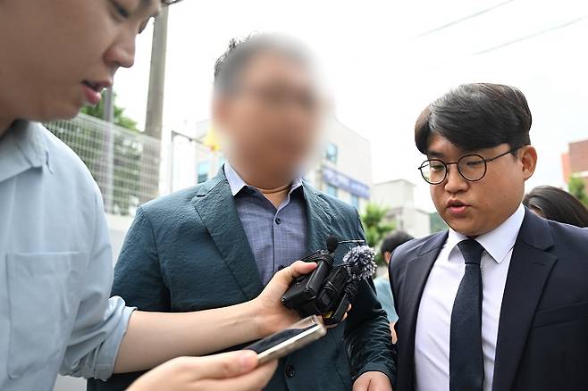 '장윤기 사건'과 관련해 직무유기 혐의 등을 받고 있는 전 광산경찰서 소속 A경정이 21일 오전 전남광주 동구 광주지법에서 열리는 구속 전 피의자 심문(영장실질심사)에 출석하고 있다. 사진=뉴시스