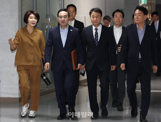 [이데일리 노진환 기자] 한정애(왼쪽부터) 더불어민주당 정책위의장, 박홍근 기획예산처 장관, 한병도 더불어민주당 당대표 직무대행 겸 원내대표, 이광재 예산결산위원장이 21일 서울 여의도 국회에서 열린 2027년 예산안 당정협의에 참석하며 대화하고 있다.