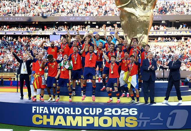 19일(현지시간) 미국 뉴저지 스타디움에서 열린 2026 FIFA 월드컵 결승전 스페인과 아르헨티나의 경기를 마치고 우승을 차지한 스페인 선수들 세모니 옆으로 도널드 트럼프 미국 대통령이 자리하고 있다. ⓒ 로이터=뉴스1
