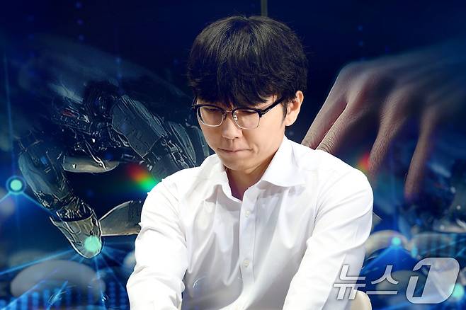 바둑 세계 랭킹 1위 신진서 9단이 21일 오전 서울 중구 한국경제TV 스튜디오에서 열린 ‘쎈수학·한경 기신전’ 제3국에서 인공지능(AI) ‘카타고(KataGo)’와 대국을 펼치고 있다.(다중노출 퇄영) 2026.7.21 ⓒ 뉴스1 이광호 기자