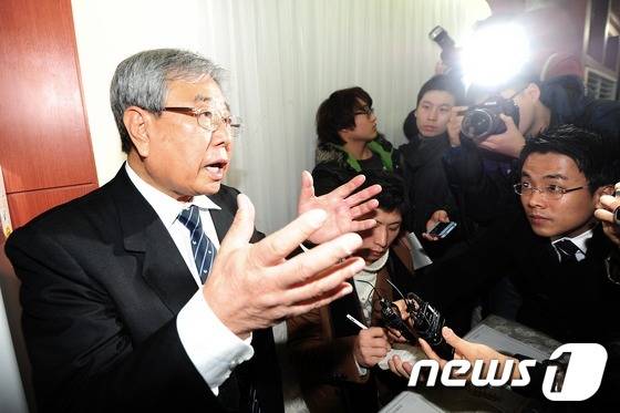 고 김근태 전 민주통합당 상임고문을 비롯한 민주화 인사들에 대한 수사를 맡아 '고문기술자'로 이름을 날린 이근안 전 경감이 14일 오후 서울 성동구 성수동의 한 연회장에서 열린 자신의 자서전 '고문기술자 이근안의 고백' 출판기념회에서 취재진의 질문에 답하고 있다. 이씨는 최근 자신을 소재로 한 영화 '남영동 1985'에서 묘사된 고문행위가 과장됐다고 주장하며, 과오에 대해 반성이나 사과를 하지 않아 논란이 되고 있다. 2012.12.14 ⓒ 뉴스1