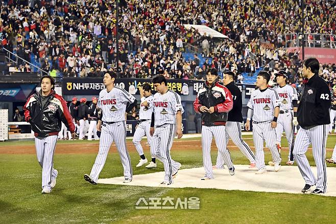 LG 선수들이 31일 잠실구장에서 열린 2026 KBO리그 KIA와 경기에서 2-7로 승리하며 개막 3연패를 당한 뒤 팬들에게 인사를 하고 더그아웃으로 들어가고 있다. 잠실 | 박진업 기자 upandup@sportsseoul.com