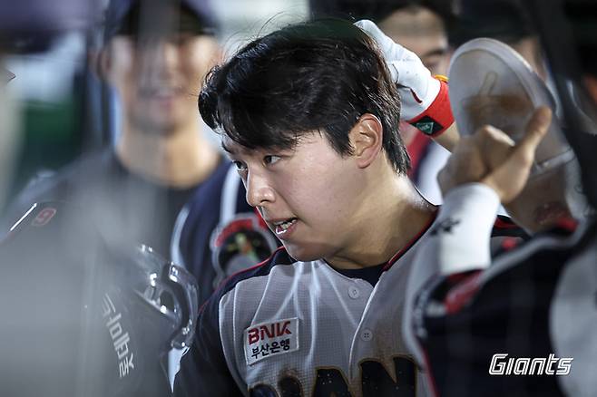 롯데 한태양이 21일 부산 사직구장에서 열린 2026 KBO리그 정규시즌 SSG전에서 득점 후 더그아웃에서 기뻐하고 있다. 사진 | 롯데 자이언츠