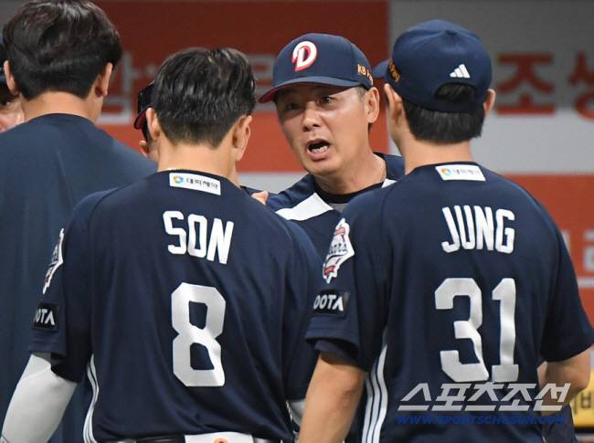 5일 서울 고척스카이돔에서 열린 두산 베어스와 키움 히어로즈의 경기. 두산이 6대1로 승리한 가운데 김원형 감독이 안타를 친 손아섭을 맞이하고 있다. 고척=정재근 기자 cjg@sportschosun.com/2026.7.5/