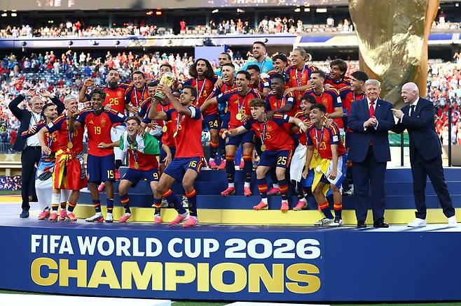 스페인의 월드컵 우승 세리머니 때 자리를 떠나지 않는 트럼프 대통령에게 인판티노 FIFA 회장이 이석을 요구하고 있다. 게티이미지