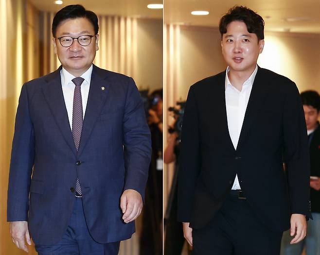 정점식 국민의힘 원내대표(왼쪽)와 이준석 개혁신당 대표가 21일 이준석 개혁신당 대표와 오찬 회동하기 위해 서울 여의도 한 식당으로 향하고 있다./뉴스1