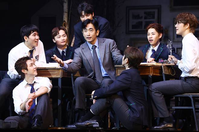 키팅 역을 맡은 차인표와 그의 제자들. /연합