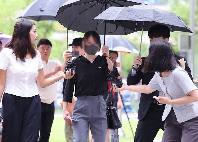 일명 '올다르크’(올림픽공원 잔 다르크)로 불리는 30대 여성이 21일 오후 구속 전 피의자 심문(영장실질심사)을 받기 위해 서울 송파구 서울동부지방법원에 출석하고 있다. /뉴스1