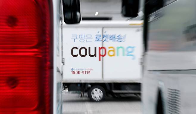 지난달 11일 서울의 한 쿠팡 물류센터에서 대기하는 배송 트럭 모습. /연합뉴스