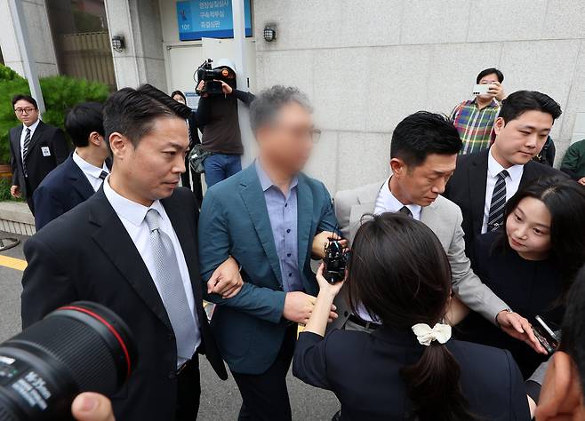 장윤기 사건에 대해 살인과 성범죄 사건을 분리 수사하도록 지시한 협의를 받는 전남광주통합특별시 전 광산경찰서 형사과장 A 경정이 21일 광주지방법원에서 구속 전 피의자 심문(영장 실질 심사)을 마치고 나오고 있다. /연합뉴스