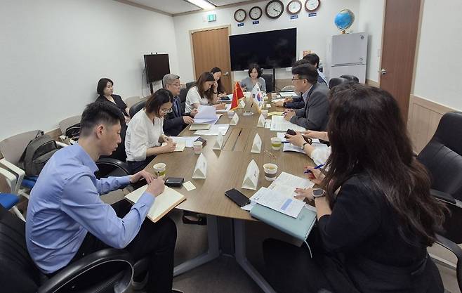 21일 충남도청 소회의실에서 충남도와 중국 장쑤성 대표단이 교류회의를 진행하고 있다. 충남도 제공.