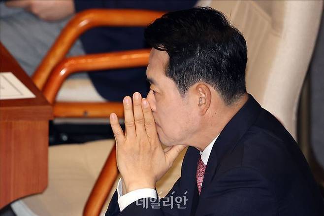 장동혁 국민의힘 대표가 20일 오후 서울 여의도 국회 본청에서 열린 국회 본회의에서 생각에 잠겨 있다. ⓒ데일리안 홍금표 기자