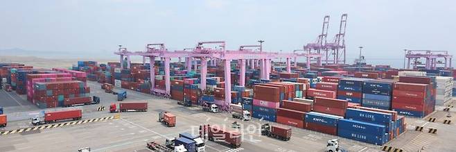 인천 연수구 인천신항 컨테이너 터미널에 컨테이너가 쌓여 있다. ⓒ뉴시스