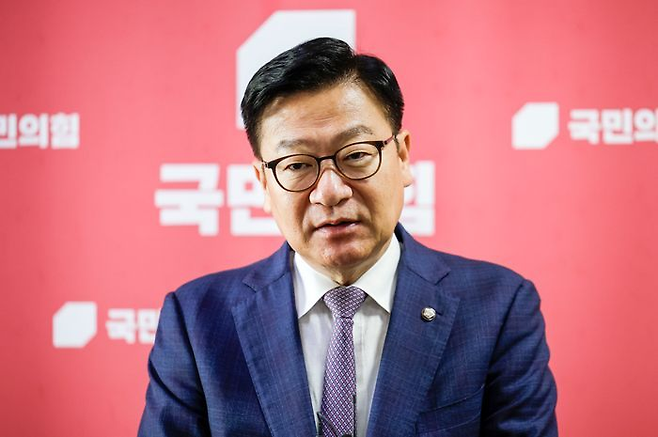 정점식 국민의힘 원내대표가 지난 16일 서울 여의도 국회 원내대표실 앞에서 현안 관련 백브리핑을 하고 있다. ⓒ뉴시스