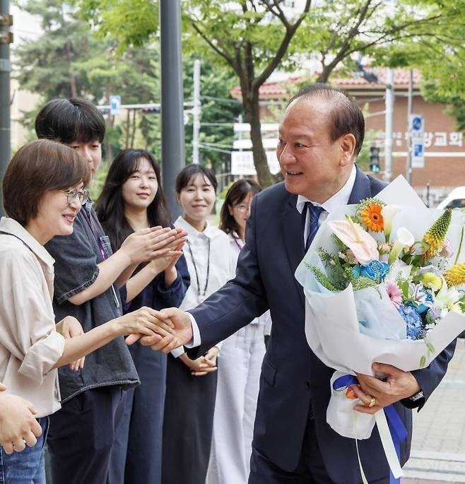 취임 첫날 직원들과 인사를 나누는 유동균 마포구청장. 마포구 제공