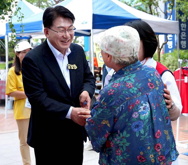 취임 첫날 구민들과 소통하고 있는 유보화 성동구청장. 성동구 제공